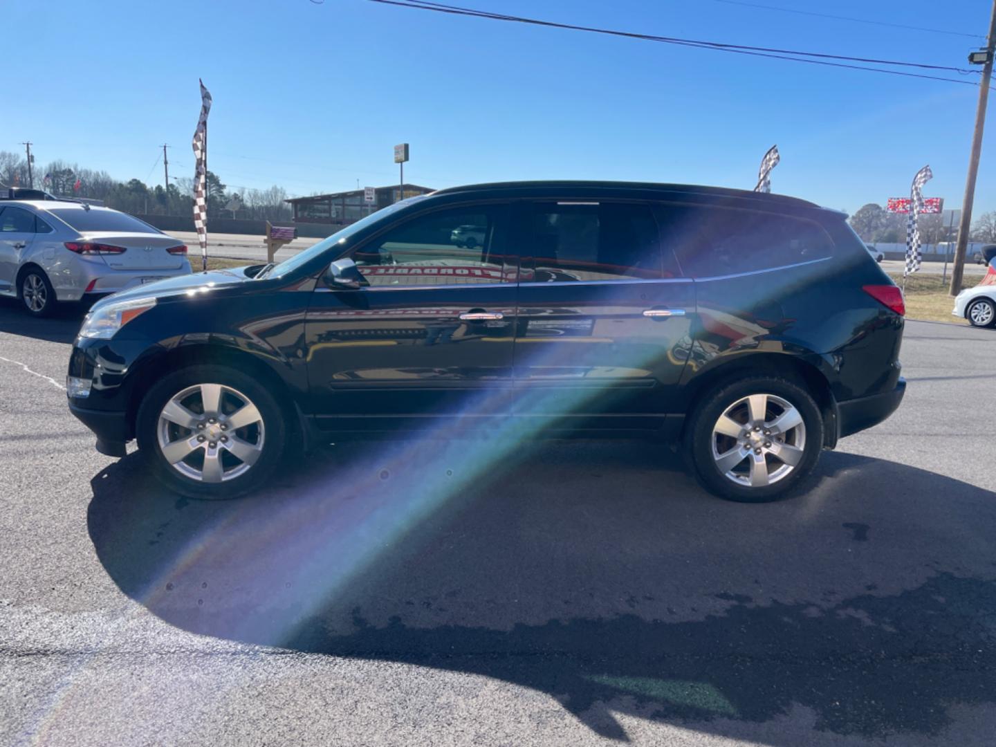 2012 Black Chevrolet Traverse (1GNKRGED7CJ) with an V6, 3.6 Liter engine, Auto, 6-Spd w/Shft Ctrl transmission, located at 8008 Warden Rd, Sherwood, AR, 72120, (501) 801-6100, 34.830078, -92.186684 - Photo#4